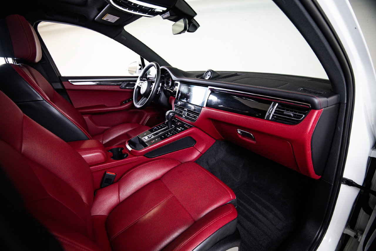 Certified 2024 Porsche Macan AWD/4WD image 28