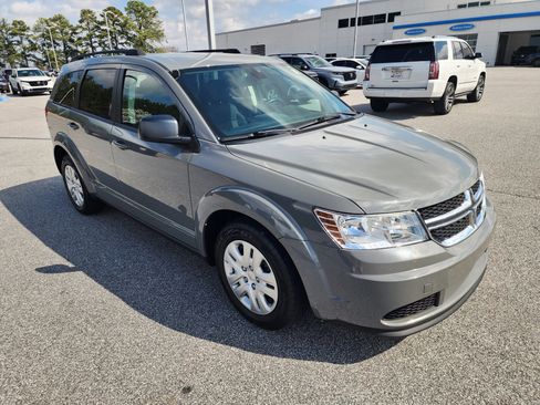Used 2020 Dodge Journey SE w/ SE Popular Equipment Group image 2