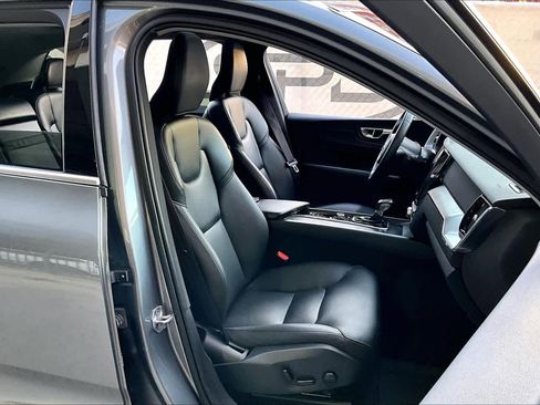 Used 2019 Volvo XC60 T6 Momentum w/ Premium Package image 8