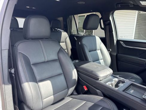 Used 2024 GMC Acadia Elevation image 16