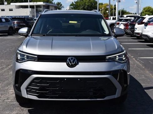 Used 2025 Volkswagen Taos SE AWD/4WD image 4
