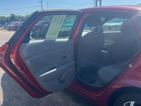 Used 2025 Hyundai Elantra SEL FWD image 14