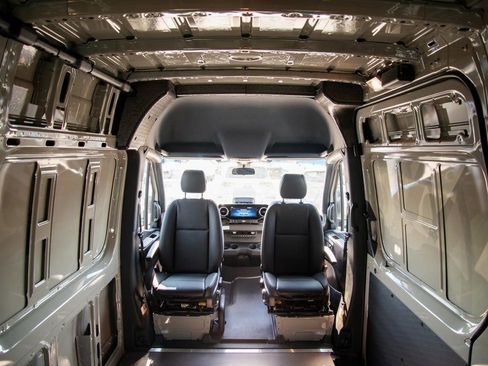 Used 2025 Mercedes-Benz Sprinter 2500 image 13