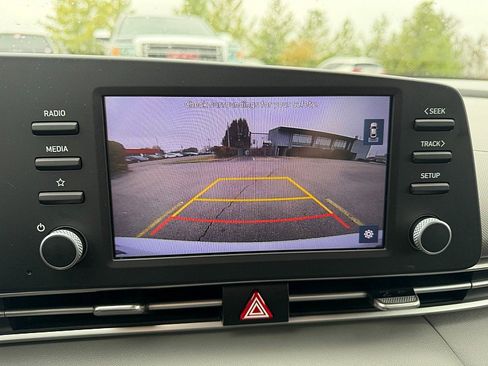 Used 2022 Hyundai Elantra SE image 18