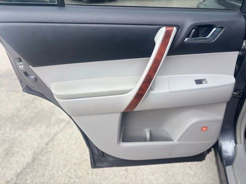 Used 2013 Toyota Highlander Limited image 18