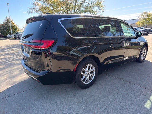 Used 2024 Chrysler Pacifica Touring-L FWD image 6