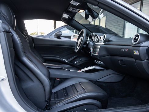 Used 2015 Ferrari California T image 39