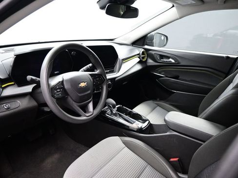 Used 2025 Chevrolet Trax LT FWD image 9