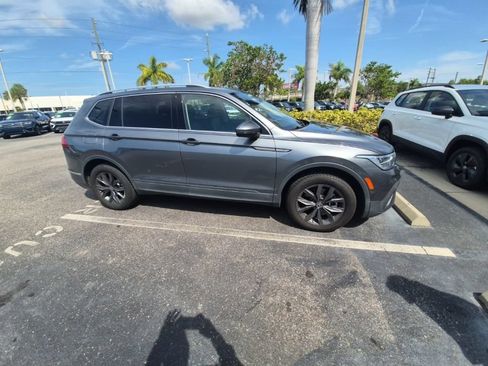 Used 2022 Volkswagen Tiguan SE FWD image 2
