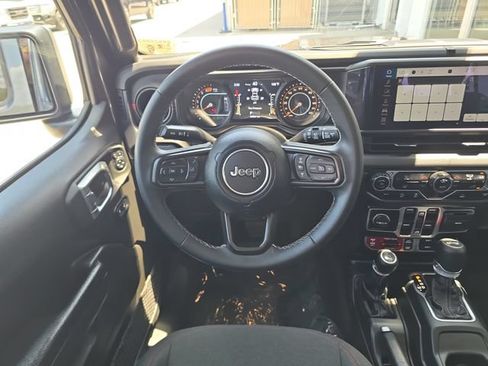 Used 2025 Jeep Wrangler Unlimited Rubicon AWD/4WD image 12