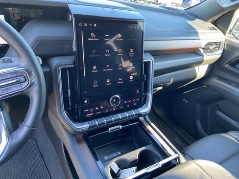 Used 2025 GMC Yukon XL Denali AWD/4WD image 23