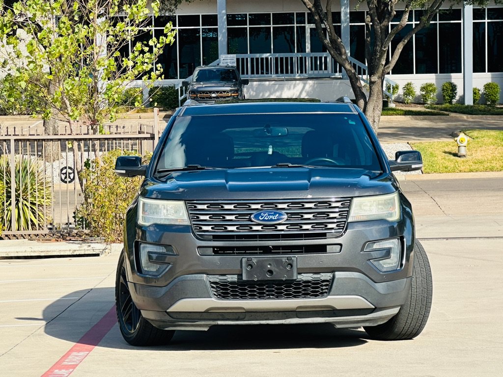 Used 2016 Ford Explorer XLT w/ Equipment Group 202A FWD image 2