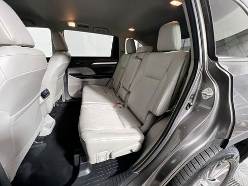 Used 2015 Toyota Highlander Plus FWD image 28