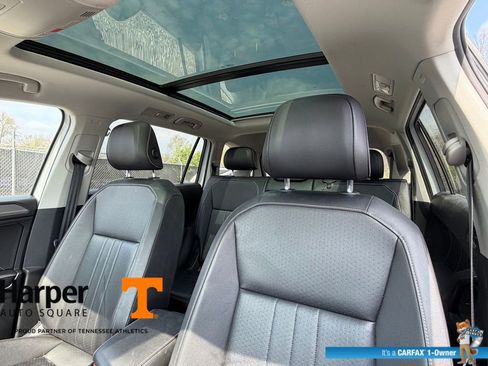Used 2022 Volkswagen Tiguan SE w/ Panoramic Sunroof Package image 12