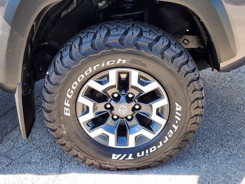 Used 2019 Toyota Tacoma TRD Off-Road w/ Technology Package AWD/4WD image 15