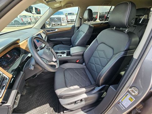 Used 2024 Volkswagen Atlas SE FWD image 16