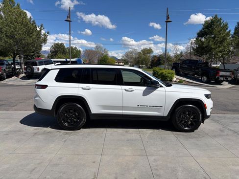 Used 2024 Jeep Grand Cherokee L Laredo image 3