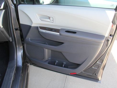 Used 2024 Toyota Sienna LE w/ LE Plus Package image 30