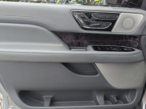 Used 2021 Lincoln Navigator Reserve w/ Luxury Package AWD/4WD image 9