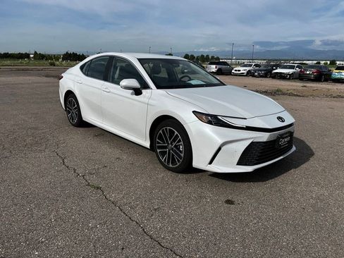 Used 2026 Toyota Camry XLE AWD/4WD image 3