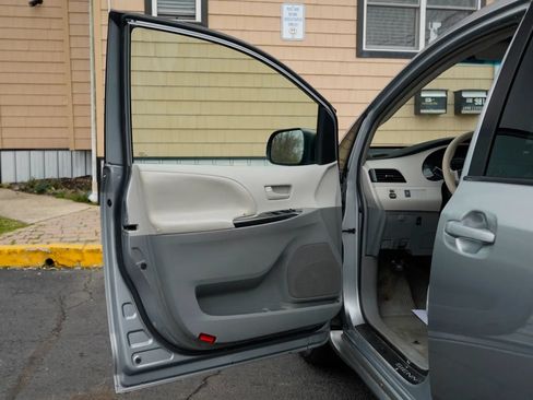 Used 2014 Toyota Sienna LE FWD image 18