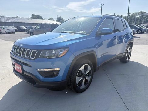 Used 2018 Jeep Compass Latitude w/ Popular Equipment Group AWD/4WD image 3