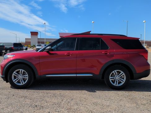 Used 2023 Ford Explorer XLT image 6
