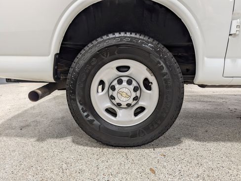 Used 2022 Chevrolet Express 3500 w/ Driver Convenience Package image 10