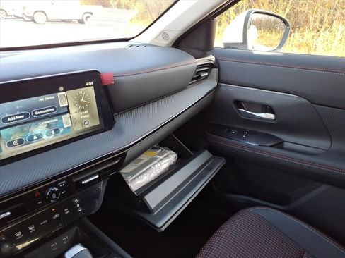 Used 2025 Nissan Kicks SR image 14