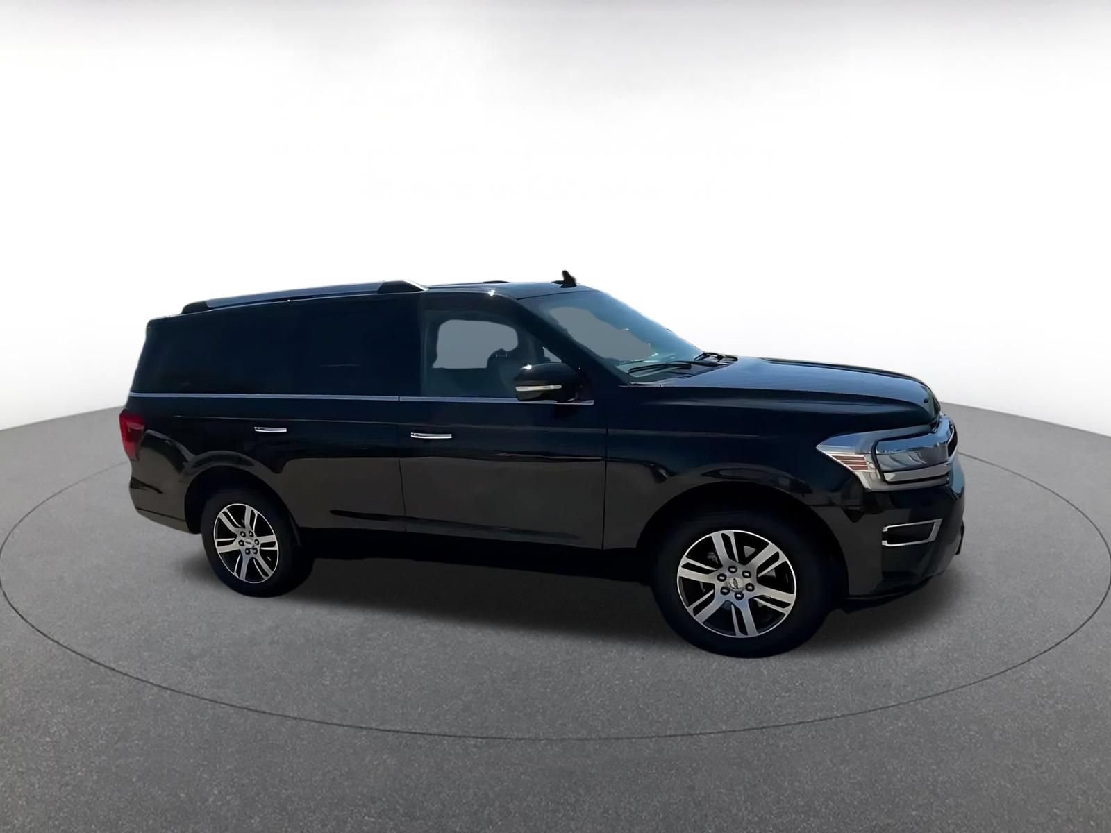 Used 2024 Ford Expedition Limited RWD image 2