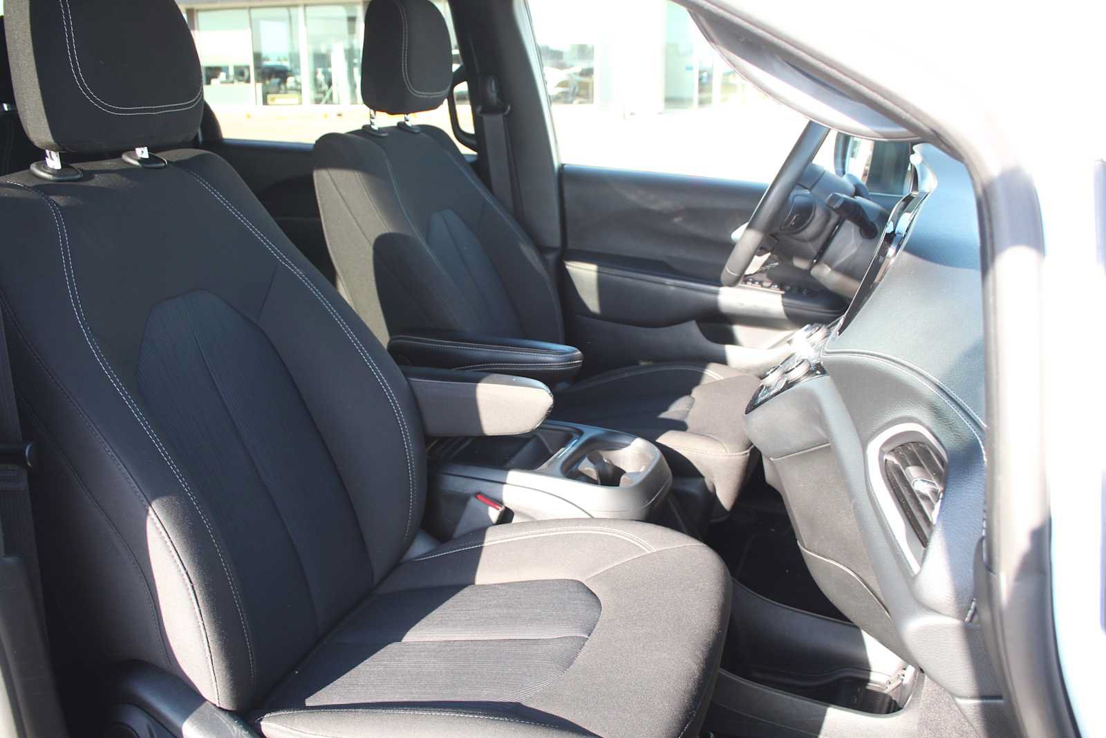Used 2023 Chrysler Pacifica Touring FWD image 19