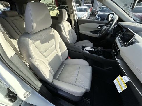 Used 2025 Nissan Rogue SV image 14