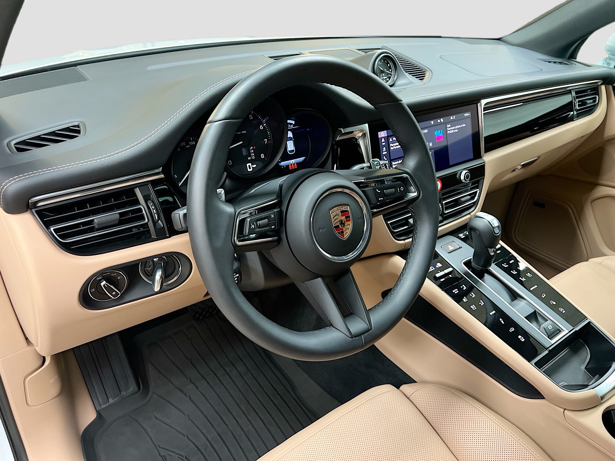 Certified 2026 Porsche Macan AWD/4WD image 4