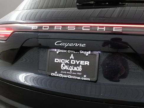 Used 2023 Porsche Cayenne AWD/4WD image 41