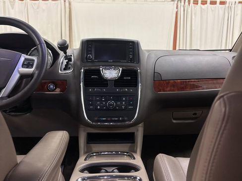 Used 2014 Chrysler Town & Country Touring-L w/ Driver Convenience Group FWD image 18