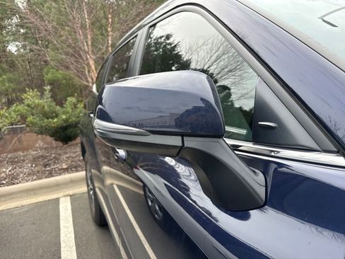 Used 2023 Toyota Highlander XLE image 10