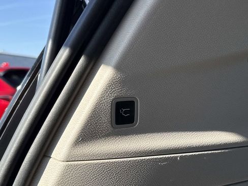 Used 2022 Chrysler Pacifica Touring-L image 12