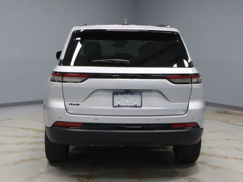 Used 2024 Jeep Grand Cherokee Altitude image 11