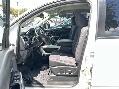 Used 2021 Nissan Titan SV w/ SV Convenience Package RWD image 2