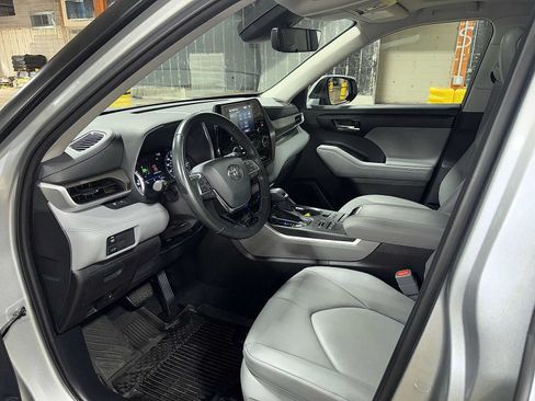 Used 2021 Toyota Highlander XLE AWD/4WD image 30