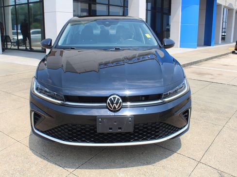 Used 2025 Volkswagen Jetta SE FWD image 2
