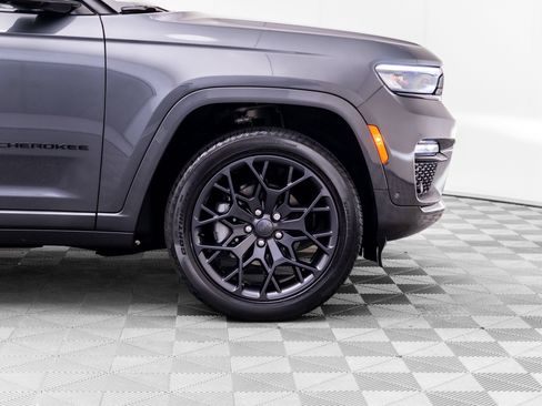 Used 2025 Jeep Grand Cherokee Summit AWD/4WD image 35