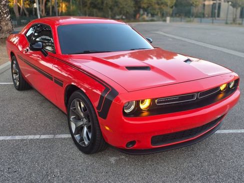 Used 2016 Dodge Challenger SXT w/ Driver Convenience Group RWD image 11