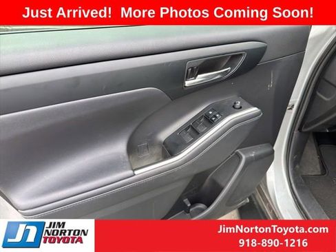 Used 2020 Toyota Highlander XLE image 12