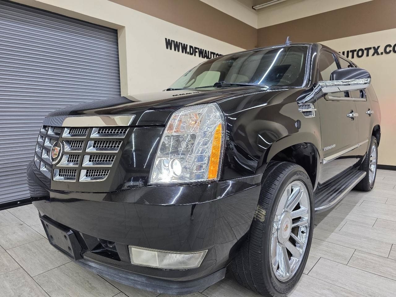 Used 2012 Cadillac Escalade Luxury RWD image 2