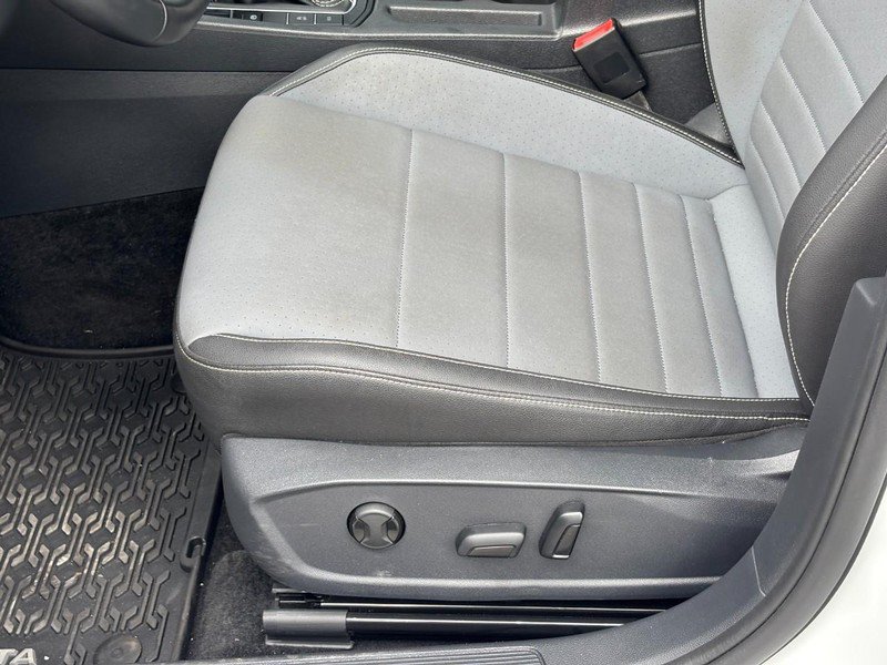 Used 2025 Volkswagen Jetta SE w/ Sunroof Package FWD image 18