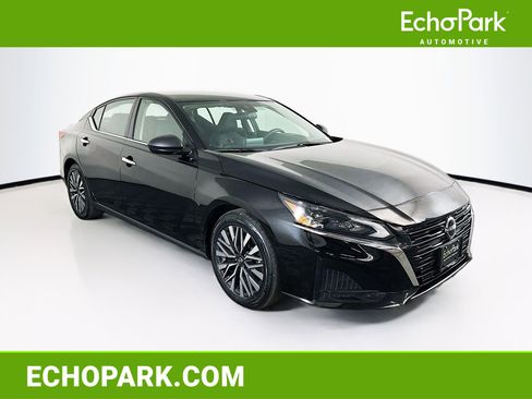 Used 2024 Nissan Altima 2.5 SV image 1
