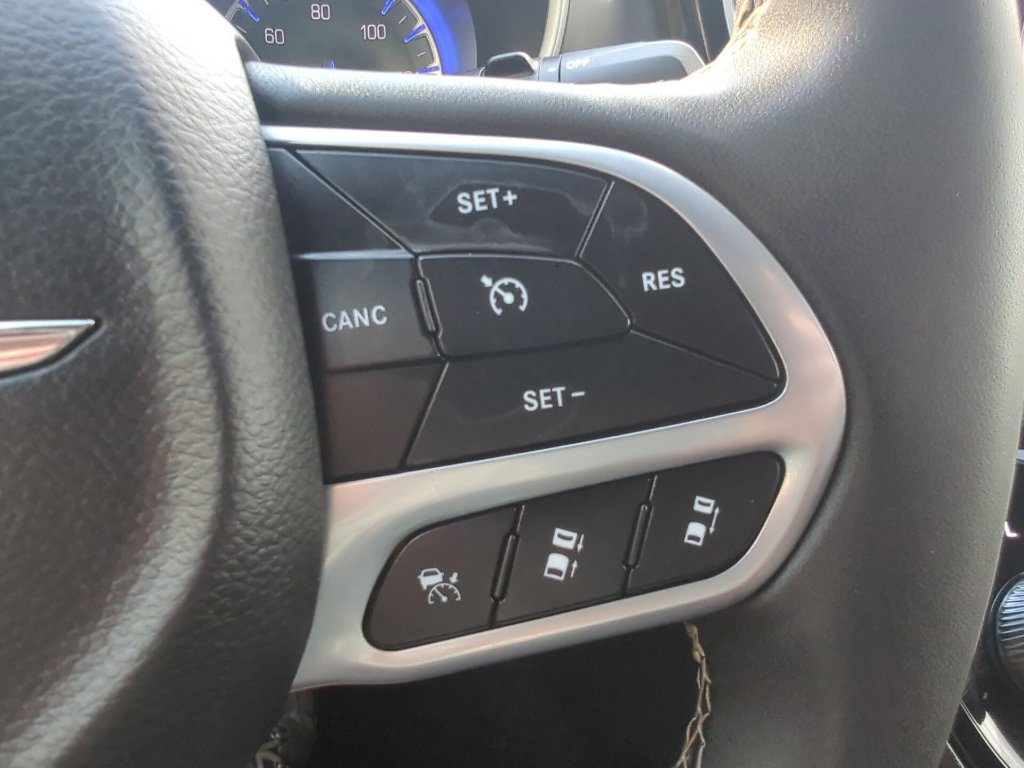Used 2025 Chrysler Pacifica Select FWD image 35