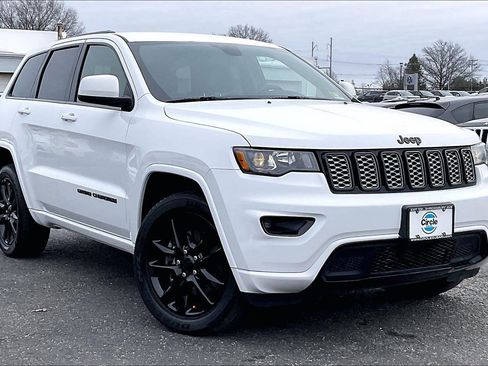 Used 2021 Jeep Grand Cherokee Laredo X image 2
