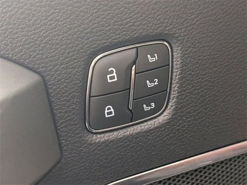 Used 2022 Ford F350 Platinum w/ FX4 Off-Road Package image 11